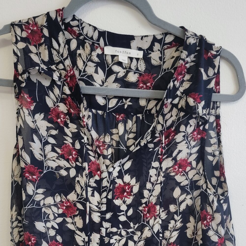 Tank top,  loose with flower/ leaf detail